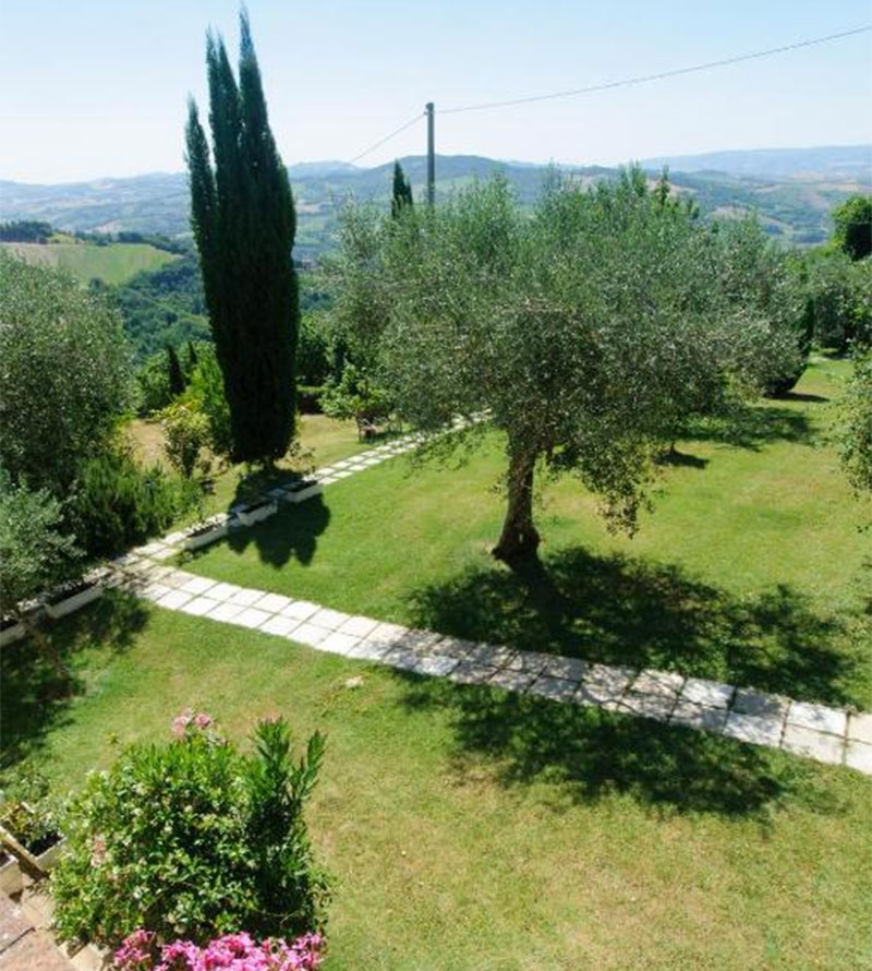 Vista dall'alto sul giradino della Tenuta Sant'Apollinare Mondaino